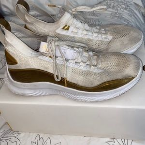 Curry 8 Golden